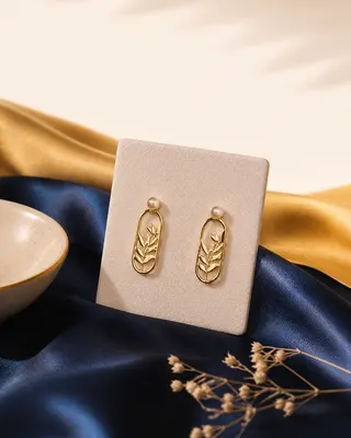 گوشواره خوشه‌ای طلای زنانه با طراحی ظریف روی پایه نمایش